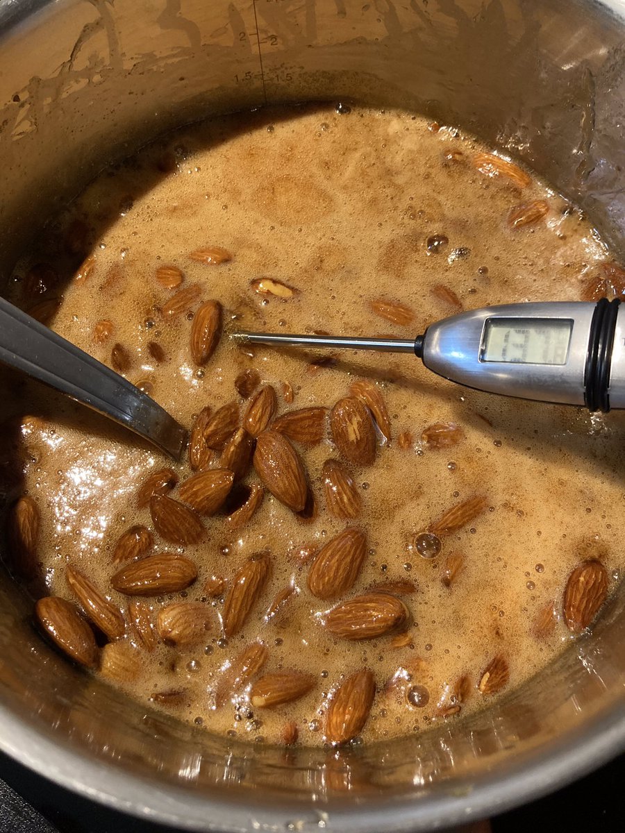 macigale's tweet image. Nougat noir en préparation pour les #13desserts de Noël 🎄✨😋😋😋
par notre ami @sergef13 
#nougat #provence #tradition