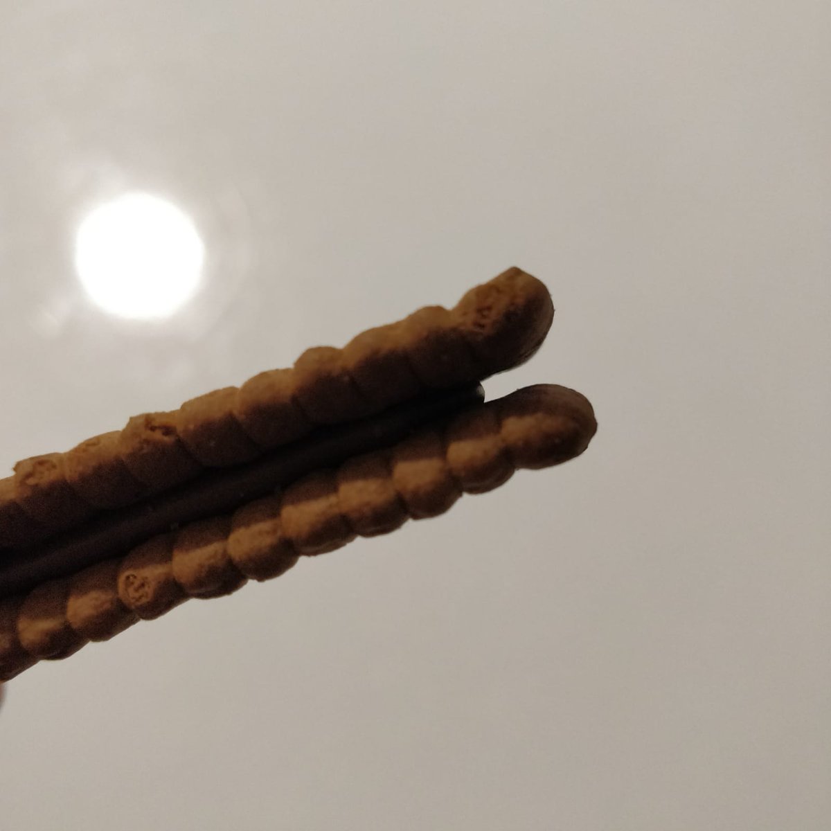 Selamm <a href="/Ulker/">Ülker</a> bisküvileri ters yapıştırmışsınız. Ülker yazısı görünmüyor. Bunlari elle yapıştırmıyorsunuz dimi? 🤣