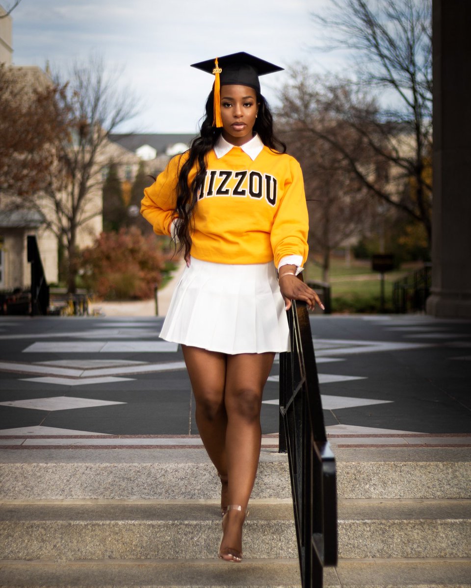 kimye_1's tweet photo. Thank U, Next🎓✌🏾✨ https://t.co/7bxETIJjUt
