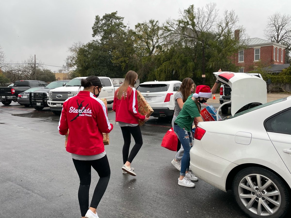 CHMSStarCats's tweet photo. The StarCats helped out the Elks Lodge with their gift collection for our service project. We hope that the sweet children who will receive these gifts and eveyone who the Elks Lodge is helping have a wonderful holiday. https://t.co/O3VMt85zNB