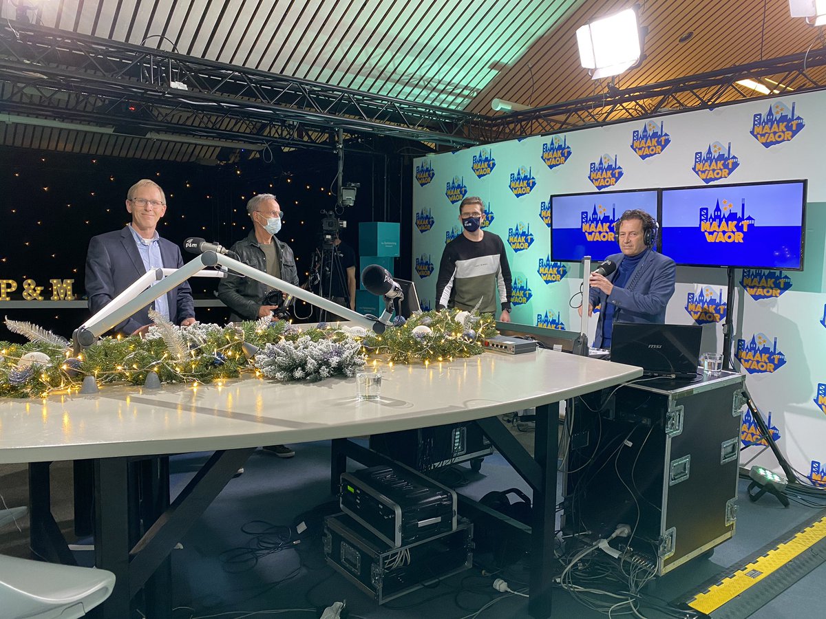 burgDelissen's tweet photo. Samen met Huisarts Frank van Kemenade in alweer de 28e wekelijkse Corona update vanuit de in kerstsfeer omgetoverde studio van @omroeppenm De wensen actie ‘Maak ‘t Waor’ is in volle gang! Wat een prachtig initiatief, mooie lichtpuntjes in deze zorgelijke tijden👏#limburgverlicht https://t.co/Y2TPxXAZ4h