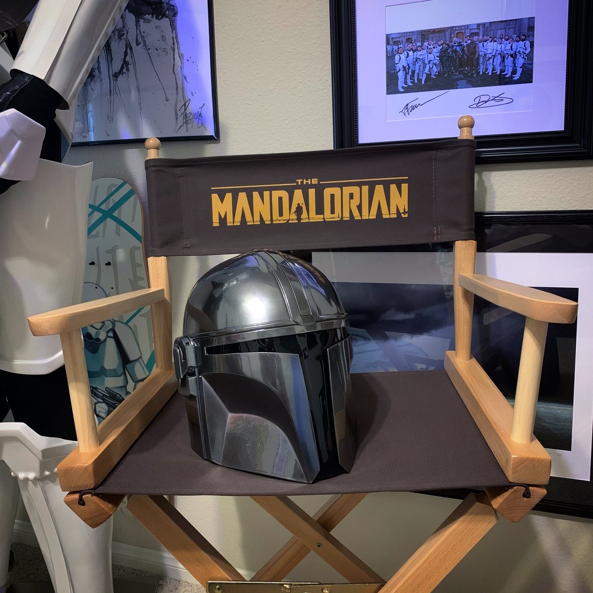TK6682's tweet photo. Thank You @tomspinadesigns & @regalrobot for this amazing @themandalorian Director’s chair! It looks fantastic at home! #tomspinadesigns #regalrobot #jsinprops
⠀
Helmet by @jsin_props⠀
⠀
#mandalorian #starwars #babyyoda #themandalorian #disney #thechild #mando #thisistheway https://t.co/SCQ1xNC8n2