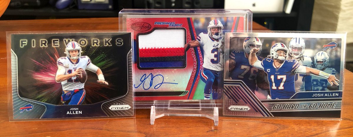 melinasphotos's tweet photo. #BillsMafia   Week 15 GIVEAWAY!

A chance to clinch the AFC East vs. the Broncos!

RT &amp; follow to WIN this #Bills Panini America prize pack, including a Gabe Davis autograph!

If the Bills get the W, I’ll give everything pictured to a lucky winner!

Good luck, LETS GO BUFFALO! 🦬 https://t.co/W87MOorRzT
