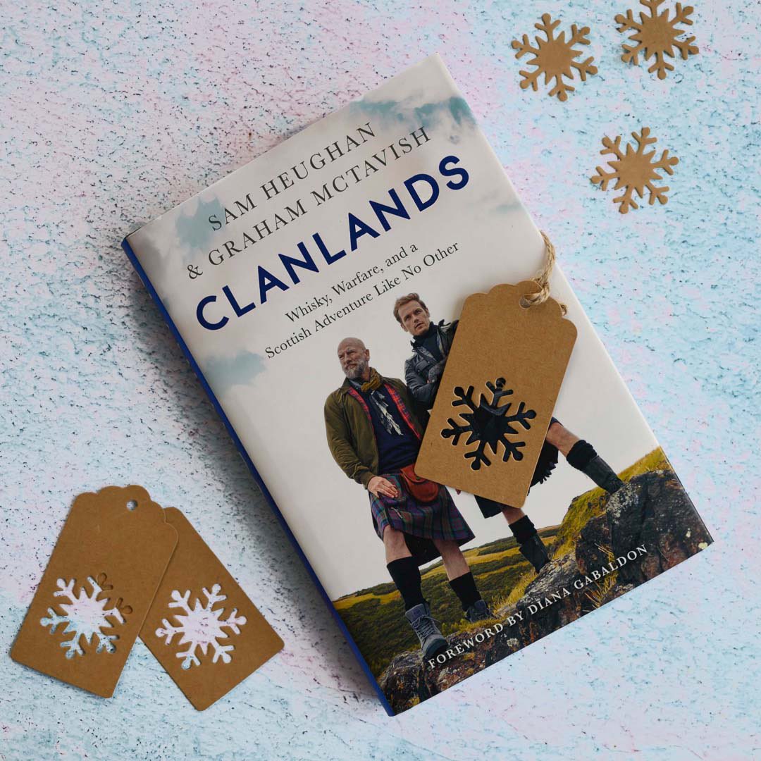 Starting with Saturday (cause Sam was (again) in a hurry) and a visit at  #Waterstone for more  #Clanlandsbook signing! Sam and Graham are doing their best trying to make a lot of fans happy for the Holidays! #SamHeughan  #GrahamMcTavish