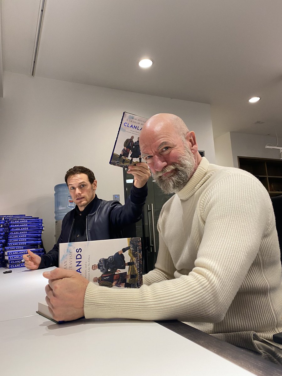 Starting with Saturday (cause Sam was (again) in a hurry) and a visit at  #Waterstone for more  #Clanlandsbook signing! Sam and Graham are doing their best trying to make a lot of fans happy for the Holidays! #SamHeughan  #GrahamMcTavish