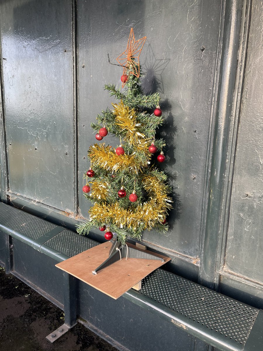 The Christmas tree in the shelter is lovely; was it put there by  @ManVsTrain , I wonder? – bei  Pilning Railway Station (PIL)