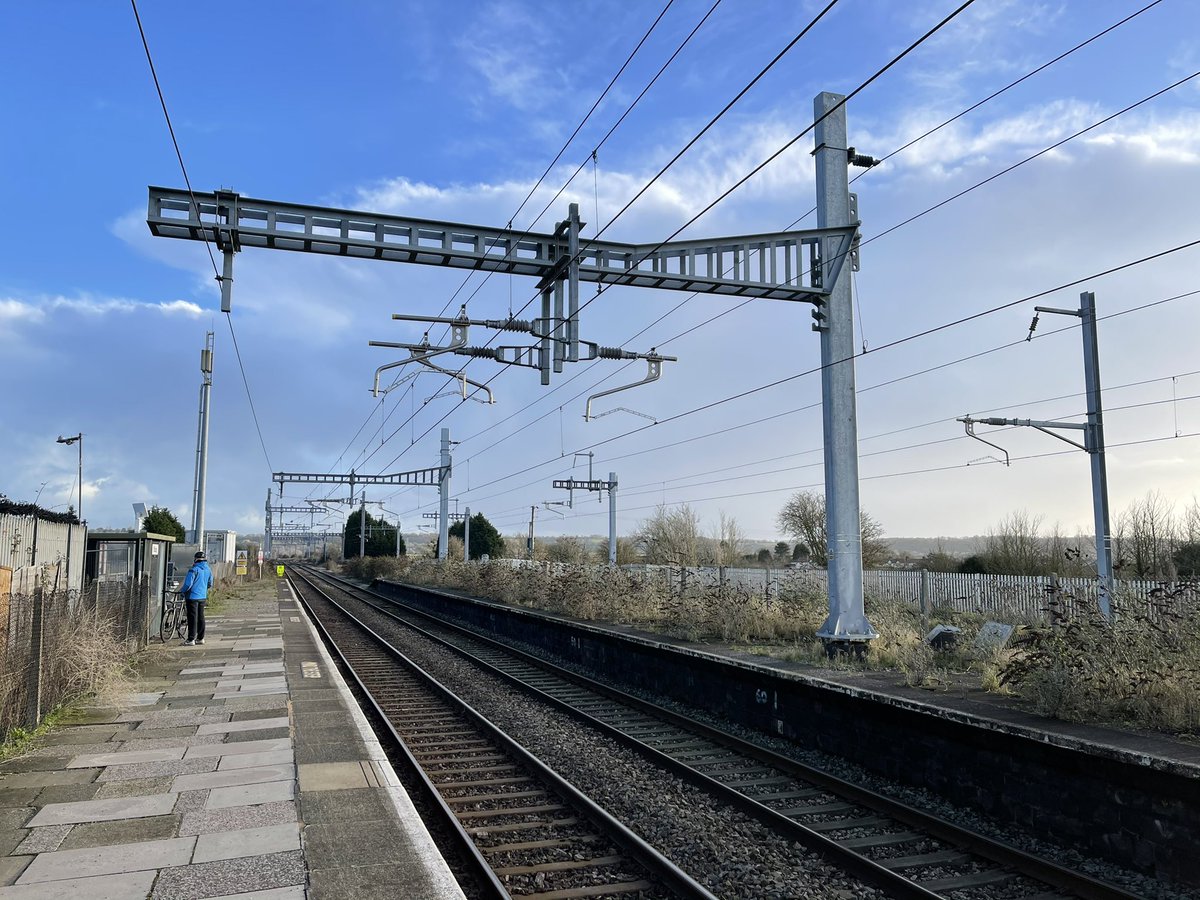 And on the inaccessible platform opposite stand Eric The Mast and Ernie The Mast, but which is which? (And does the gantry have a name too?) – bei  Pilning Railway Station (PIL)