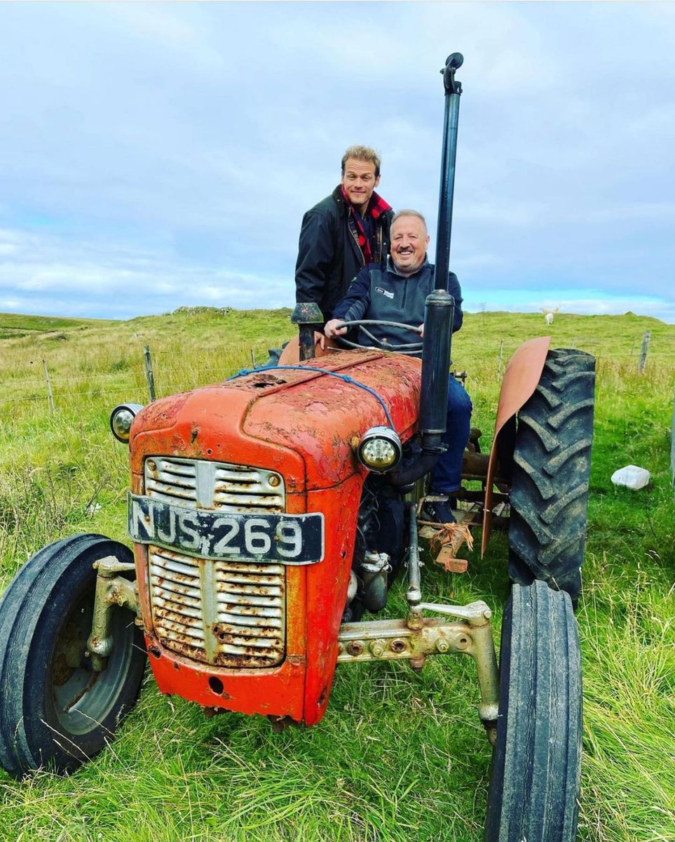 Tuesday started with a beautiful JAMMF and Ian painting and a funny IG post by  @daviehollywoody about a new transport for OL Ssn 6. So good!  Love, love, love it! #SamHeughan #DavidStewart  #StevenCree