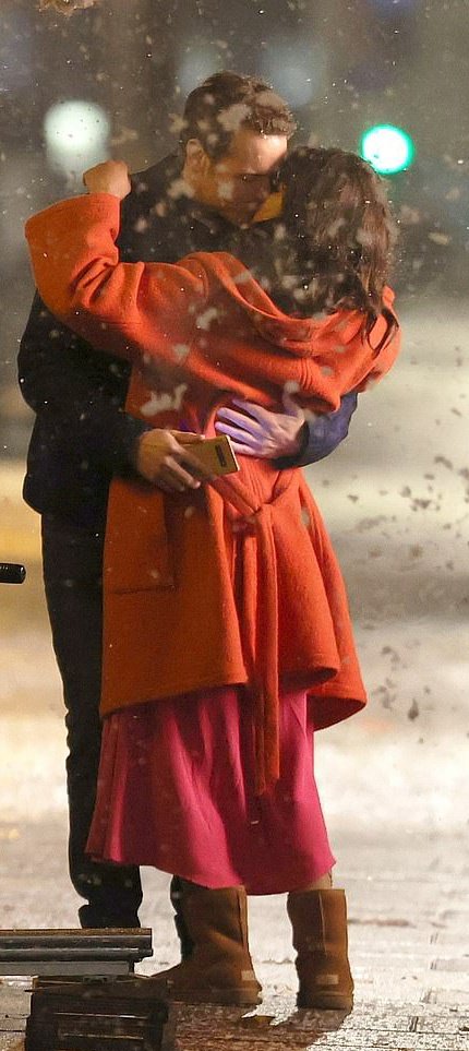 And, as we were enjoying the banter between Sam, Omid and Tim, THESE  #TextForYouMovieset photos hit the timeline .. and sent us all in a frenzy!! Excited, you say? YES, YES, WE ARE! Thx  @MakkOlga,  @updatespriyanka ,  @johnthin12,  @PCsFirefly!  #SamHeughan #PriyankaChopra