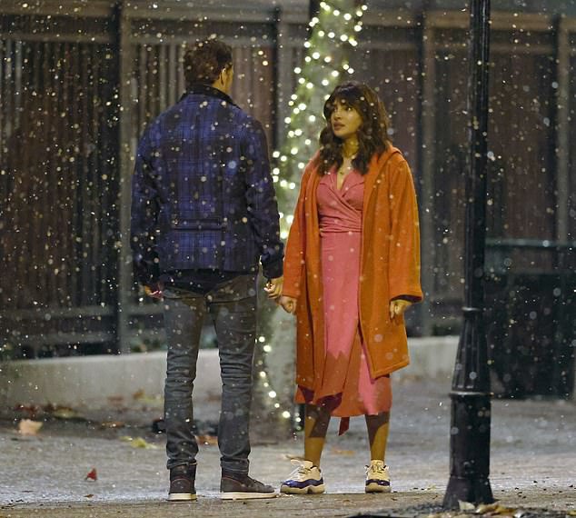 And, as we were enjoying the banter between Sam, Omid and Tim, THESE  #TextForYouMovieset photos hit the timeline .. and sent us all in a frenzy!! Excited, you say? YES, YES, WE ARE! Thx  @MakkOlga,  @updatespriyanka ,  @johnthin12,  @PCsFirefly!  #SamHeughan #PriyankaChopra