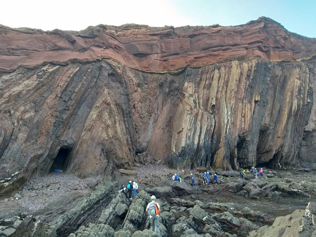 Hay lugares donde la GEOLOGÍA es un libro abierto. En la playa de Telheiro, en la costa vicentina de nuestro país vecino (Portugal), uno puede recrearse con estas páginas de la Tierra. <a href="/LNEG_PT/">LNEG - Laboratório Nacional de Energia e Geologia</a> . Foto:©Learning Geology