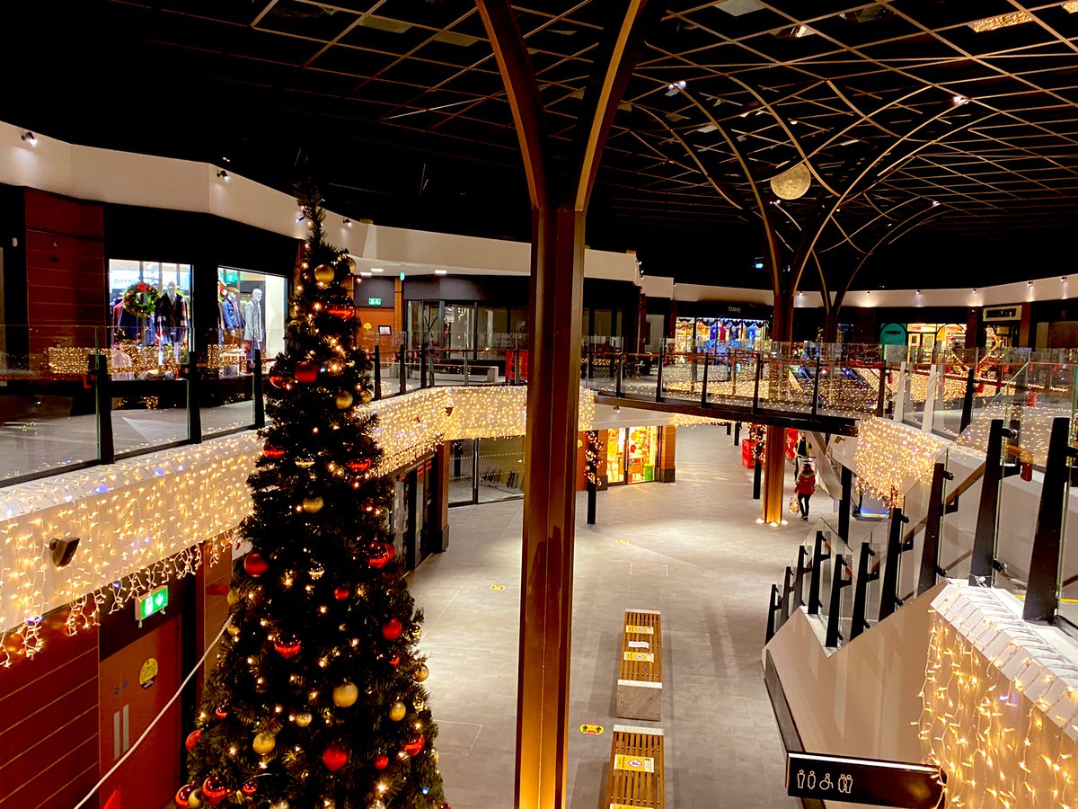 AodhainC's tweet photo. It’s beginning to a look a lot like Christmas.. Blackrock shopping centre revived @SuperValuIRL @Iloveblackrock @ravenbooks @theirishjoinery @TomLyonsBiz 
Both Frascati &amp; Village sides under redevelopment #christmas #ireland #Christmas2020 https://t.co/MQbPVRl8FI