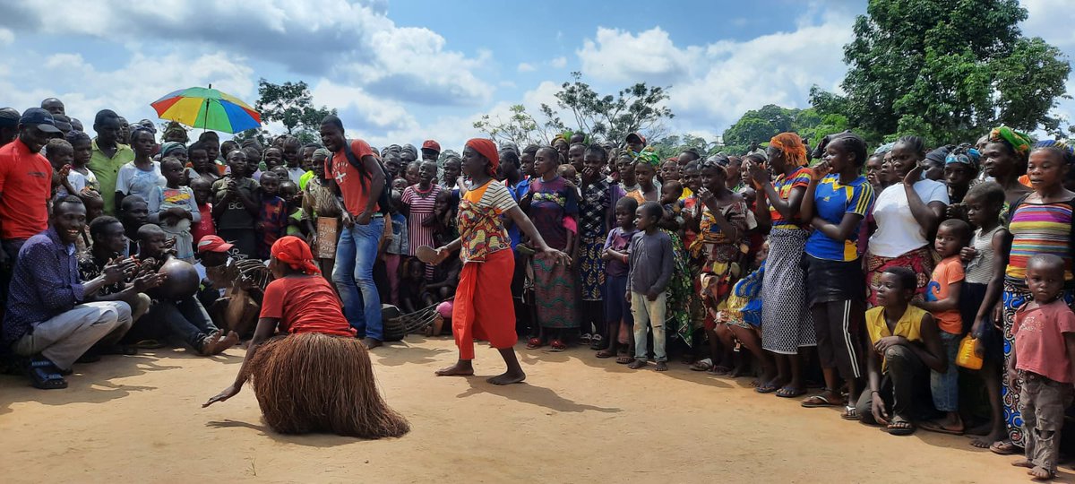 AliseiOng's tweet photo. Quest’anno per la prima volta le comunità #autoctone della #Bouenza hanno celebrato il #HumanRightsDay! Insieme ai bantu, i capi villaggio e le autorità di Tsiaki hanno assistito a rappresentazioni teatrali e danze tradizionali. Anche una festa insegna a vivere insieme!
#Congo https://t.co/nQDPvyk77A