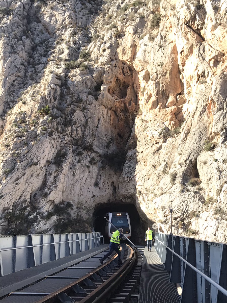 benjamintorresg's tweet photo. Frenético sábado de pruebas en puentes de la red TRAM @GVAfgv. @sivorra y un servidor por parte del @dic_ua, junto a @CalSens y personal de @IcitechUPV hemos realizado las pruebas de carga de los puentes Algar, Mascarat y Quisi. 9 intensas horas de pruebas. Objetivo cumplido. https://t.co/8nuJ14tYKC