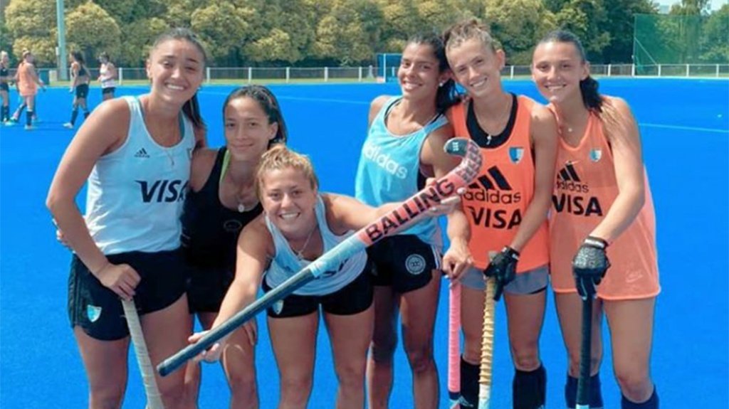 🦁🇦🇷🏑 Mariana Pineda, jugadora del Hockey sobre Césped de #Vélez y del Seleccionado Sub21, participó el pasado martes de un entrenamiento junto a las Leonas. Un sueño cumplido en su carrera ascendente.

👨🏻‍💻 velez.com.ar/deportes/notas…