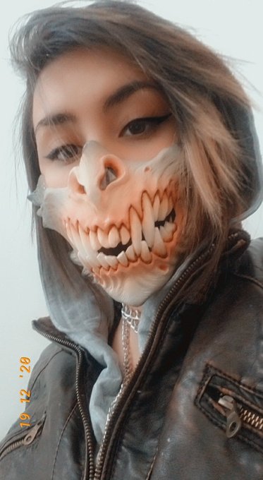 Rockin' ??

(messin with filters wearing my mask by @/smogteeth ✨) 