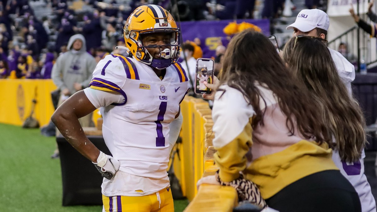 PFF_College's tweet image. KAYSHON BOUTTE
🔥 14 catches
🔥 308 yards (LSU record)
🔥 3 TDs