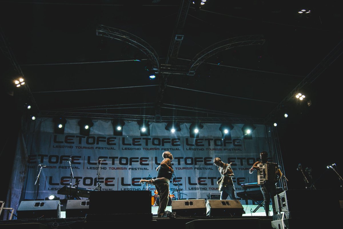 Nkopane00's tweet photo. Ntate Apolo still brings it when he performs!
#letofe
#peformer
#photo
#lesotho
#mosotho https://t.co/S9BiURcnhS