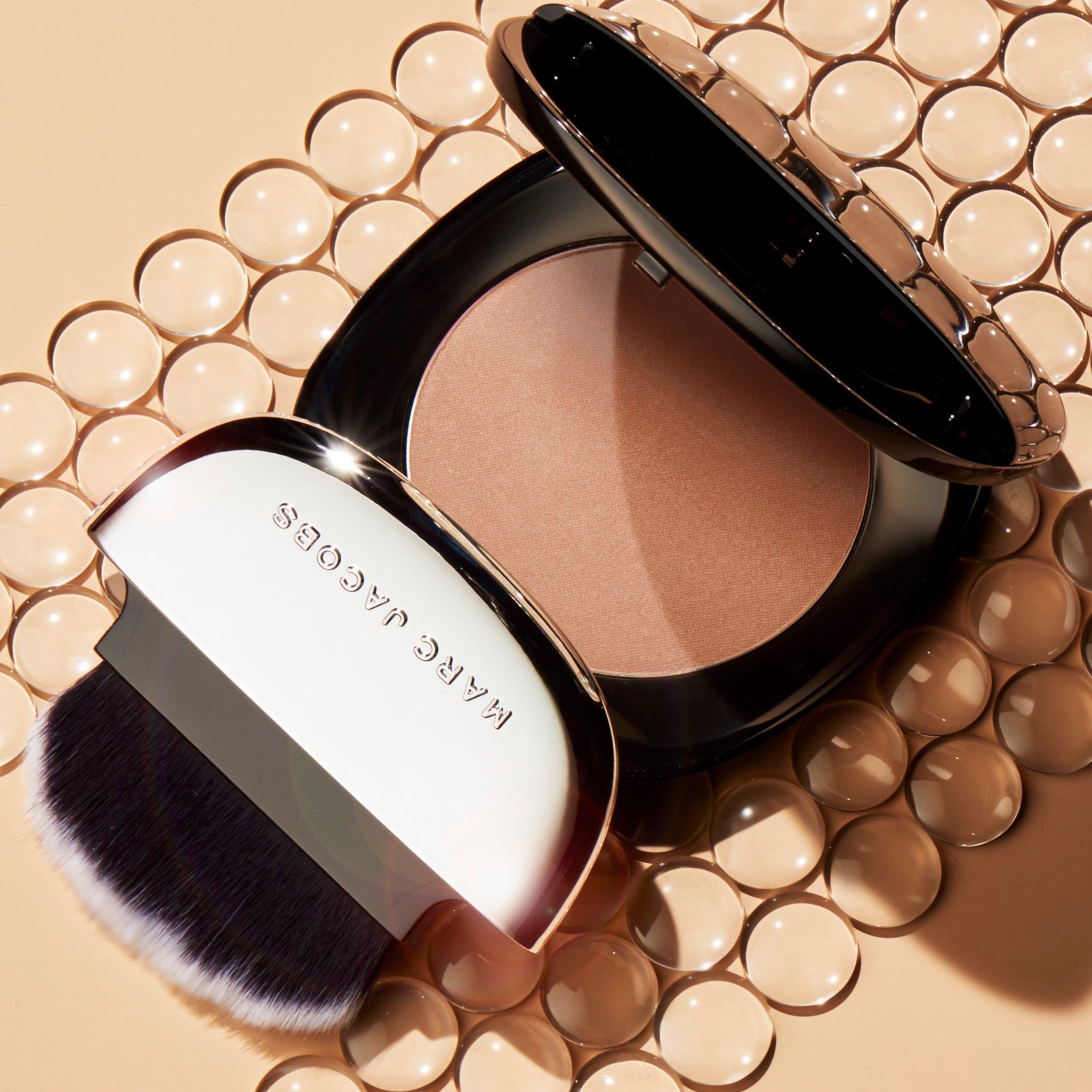 MARC JACOBS BEAUTY on X Our Accomplice Instant Blurring Setting Powder compact is chicly designed and sleekly hides a built in brush for quick touch ups anytime anywhere. https t C2pGz9yuyu X