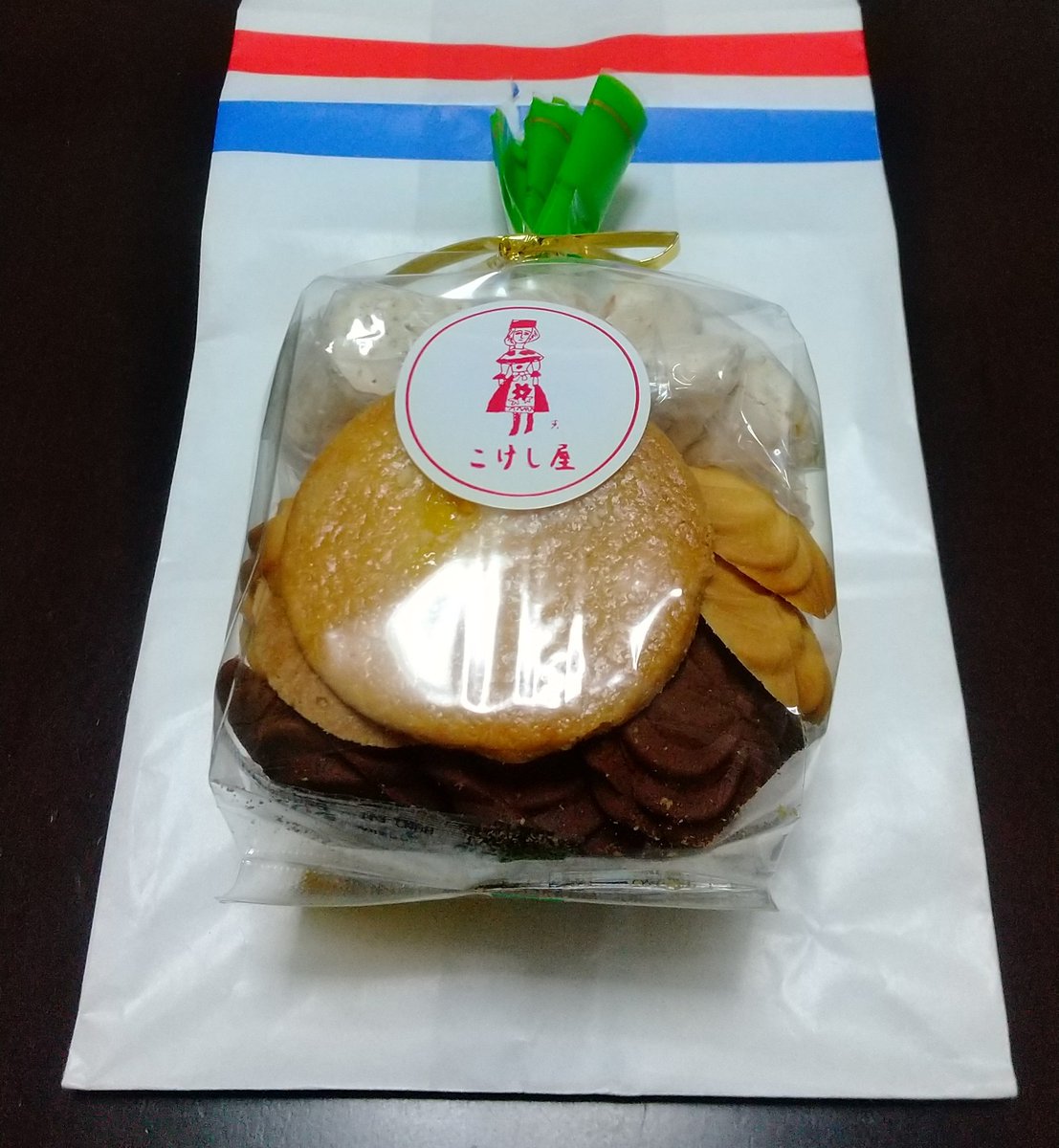 Akiko 昨日 西荻窪のこけし屋さんで買ったクッキーです なにかお土産に買って帰りたいと思って持ち運び が手軽なものを探したらクッキーに でも会計のあとロールケーキを発見して そっちの方が良いなぁと思ったけど今回はクッキーにしておこうと店を出