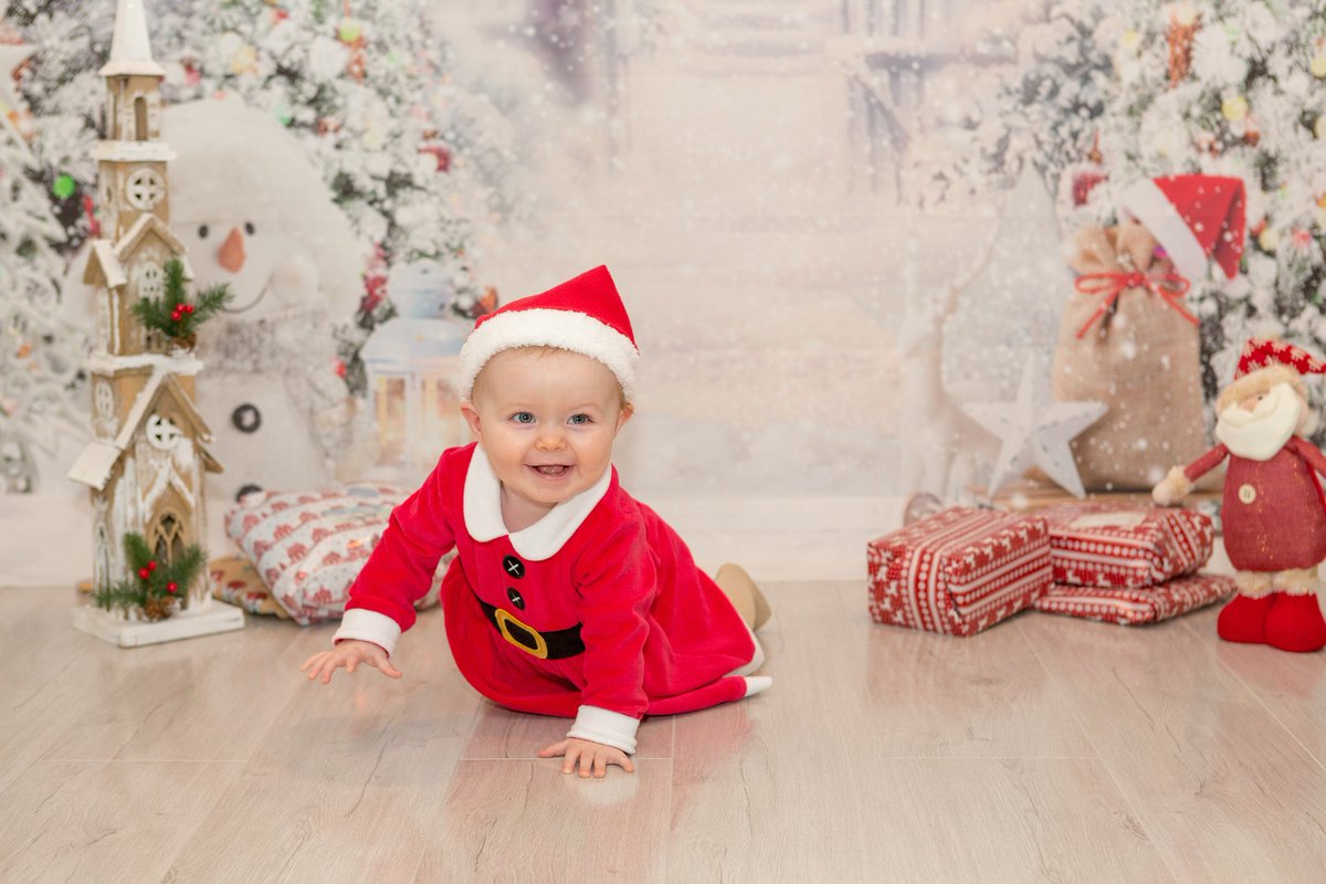 Babies first Christmas 🎄 
#Derry #homephotoshoot #firstchristmas