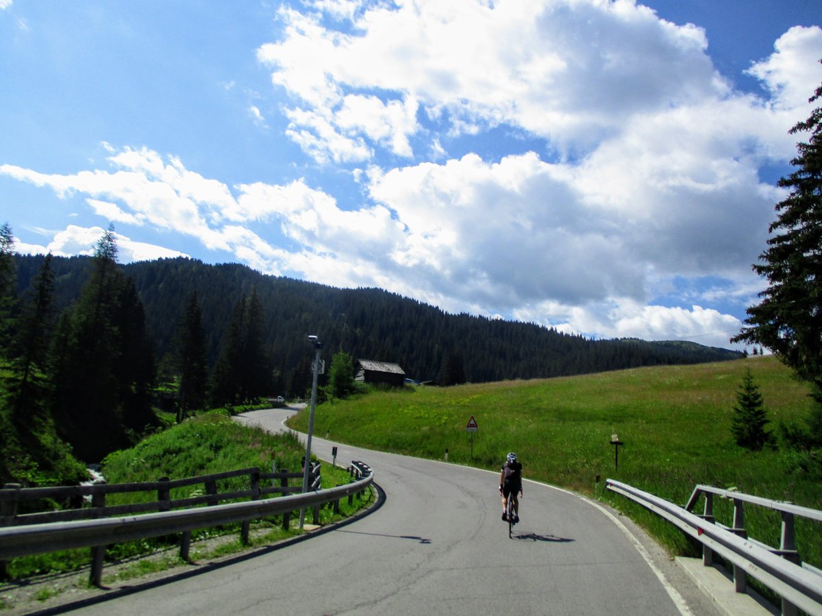 8/ Passo Campolongo por Corvara in Badia. Última entrada de este hilo de la ruta circular más espectacular del universo cicloturista, la Ronda Sella. https://www.1001puertos.com/2012/10/passo-campolongoju-de-ciaulunch-por.html?m=0The End