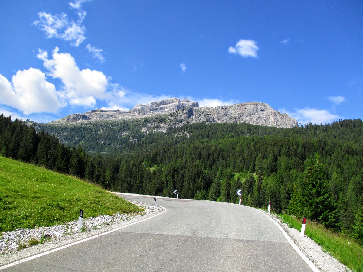 8/ Passo Campolongo por Corvara in Badia. Última entrada de este hilo de la ruta circular más espectacular del universo cicloturista, la Ronda Sella. https://www.1001puertos.com/2012/10/passo-campolongoju-de-ciaulunch-por.html?m=0The End