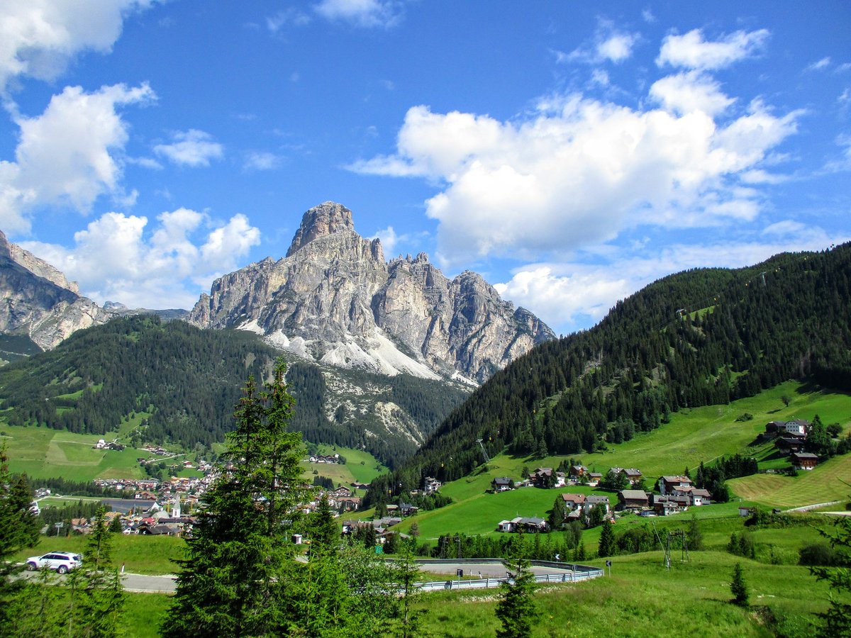 8/ Passo Campolongo por Corvara in Badia. Última entrada de este hilo de la ruta circular más espectacular del universo cicloturista, la Ronda Sella. https://www.1001puertos.com/2012/10/passo-campolongoju-de-ciaulunch-por.html?m=0The End
