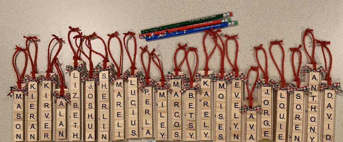 Santa’s workshop has been very busy the past few days! All wrapped and ready to be dropped off for my 22 kiddos. Of course, I also had to add in some winter-themed smelly stickers for them ❤️