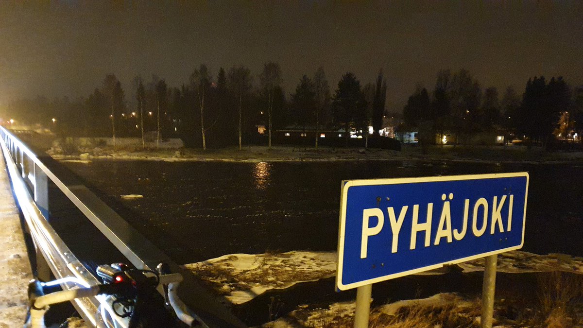 Oulainen. 109km takana. Pian matkan puolivälissä. Jäätävä tihku alkaa lämmetä. #Talvipaeivaenseisaus