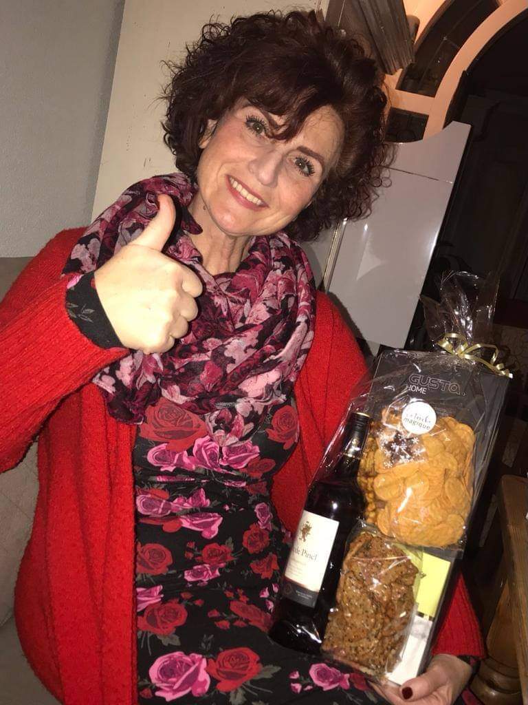 Vanavond heeft Marieke Bruins als winnaar van de jubileumquiz haar prijs dankbaar in ontvangst genomen. Veel plezier ermee, Marieke, en laat de lekkernijen je smaken.