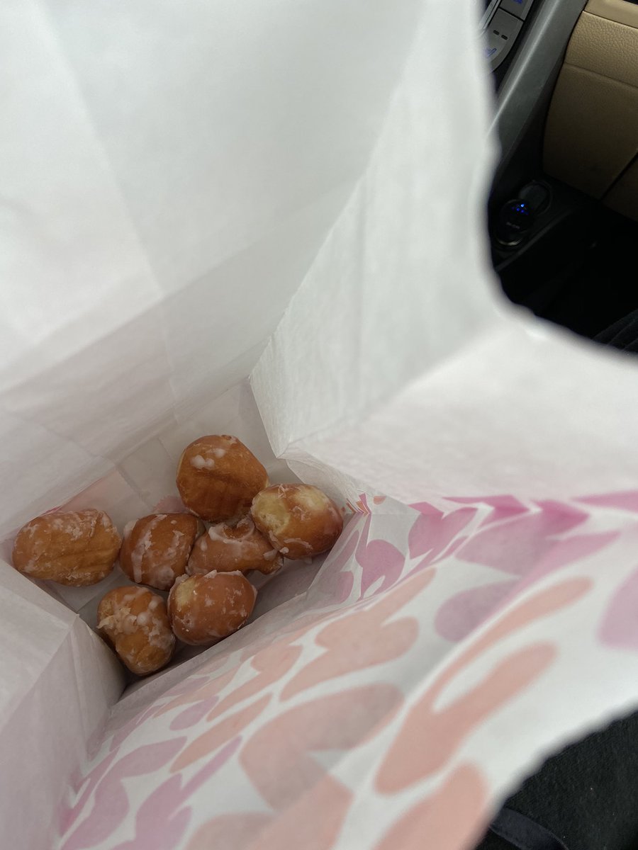 DOES THIS LOOK LIKE A 10 COUNT TO YOU <a href="/dunkindonuts/">Dunkin'</a>