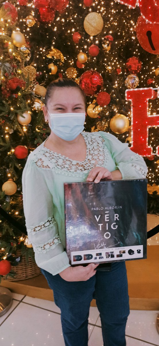 Ya estamos recibiendo nuestro regalo de navidad adelantado en Panamá #Vertigo ya está con nosotros! <a href="/pabloalboran/">Pablo Alborán</a> <a href="/kathiac/">Kathia Caballero</a>