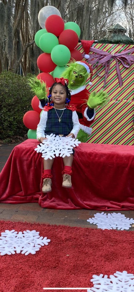 Coach_KEvans's tweet image. Happy Holidays from Nyla and Mr.Grinch🎄❤️Track season on way🏃🏽‍♀️😂  #MerryChristmas2020