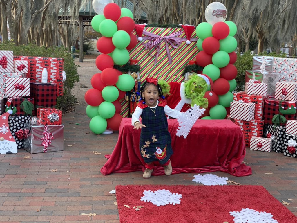 Coach_KEvans's tweet image. Happy Holidays from Nyla and Mr.Grinch🎄❤️Track season on way🏃🏽‍♀️😂  #MerryChristmas2020