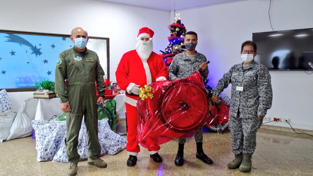 FuerzaAereaCol's tweet photo. 🎁#NavidadConMiFuerza🎄
Jóvenes soldados que sirven desde #SanAndrés en la reconstrucción de #Providencia, recibieron el agradecimiento de los Profesionales Oficiales de Reserva de su @FuerzaAereaCol.
#MiFuerzaAérea🇨🇴 #GACAR #PORFAC #UnuStieJoum
#UnidosPorElArchipiélago https://t.co/AJg1ol8pDS