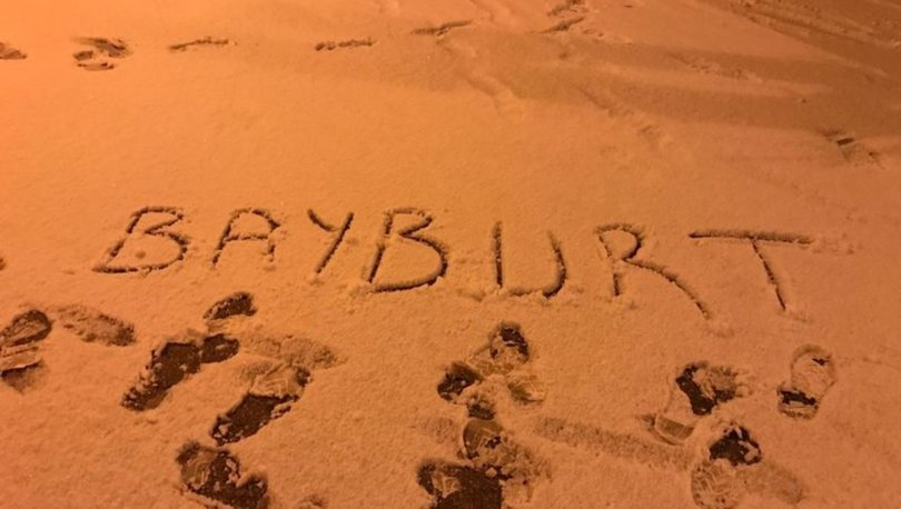 Bayburt’ta kar yağışı kenti beyaza bürüdü