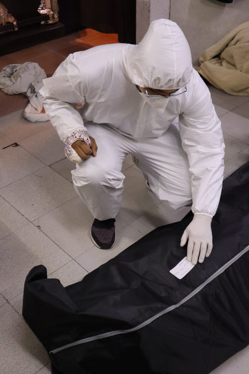 MundoForense's tweet photo. Ayer fui a un laboratorio de embalsamamiento 💀⚠️

Había muchísimos cuerpos por COVID 19.
Mienten al decir que se creman directamente ⚠️

Los cuerpos no dejaban de llegar. 
¿Acaso tienes que ver los 20 cadáveres en el piso para entender? https://t.co/mUsiAFYPf8