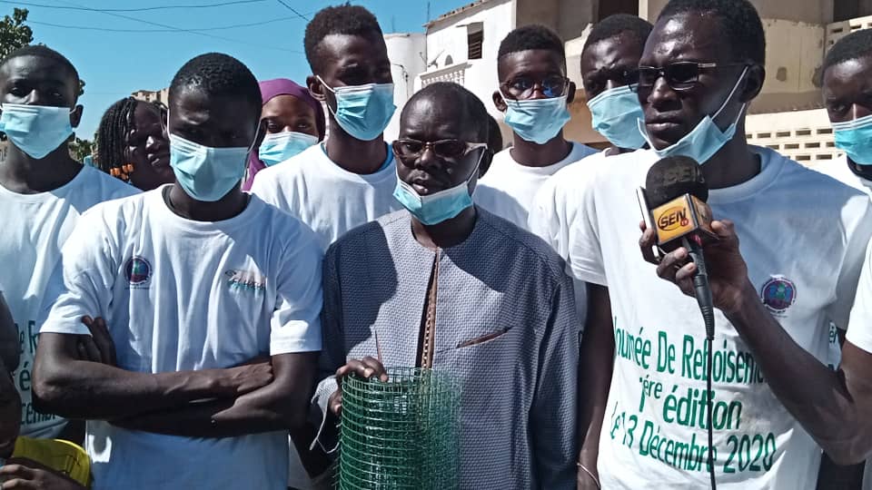 SenOxy9's tweet photo. 1/3 #OPERATION_THIAROYE_VERT🍀
Images des 2 jrs de reboisement que #SenOxy ♻️a organisé avec le #RAJIT.
A- 1000m du littoral(Yakar-RAJIT) ont été reboisés🏝 pour permettre une fixation de la dune, barrière de protection pr les maisons en front de mer.
#kebetu @SenOxy9
@ABG_49 🌱 https://t.co/VDG7zlM41W