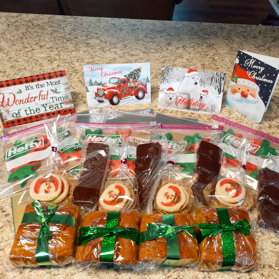 MorphiDragunny's tweet photo. I baked goodies for my neighbors! :D
I've always wanted to do this and since this is our first year in an actual house I finally did! \o/
Wish me luck as I deliver these!!~
#baking #pumpkinbread #bakedgoods #holidaycookies #snowflakecookies #holidaybaking #christmascookies https://t.co/4i6BKKi8NS
