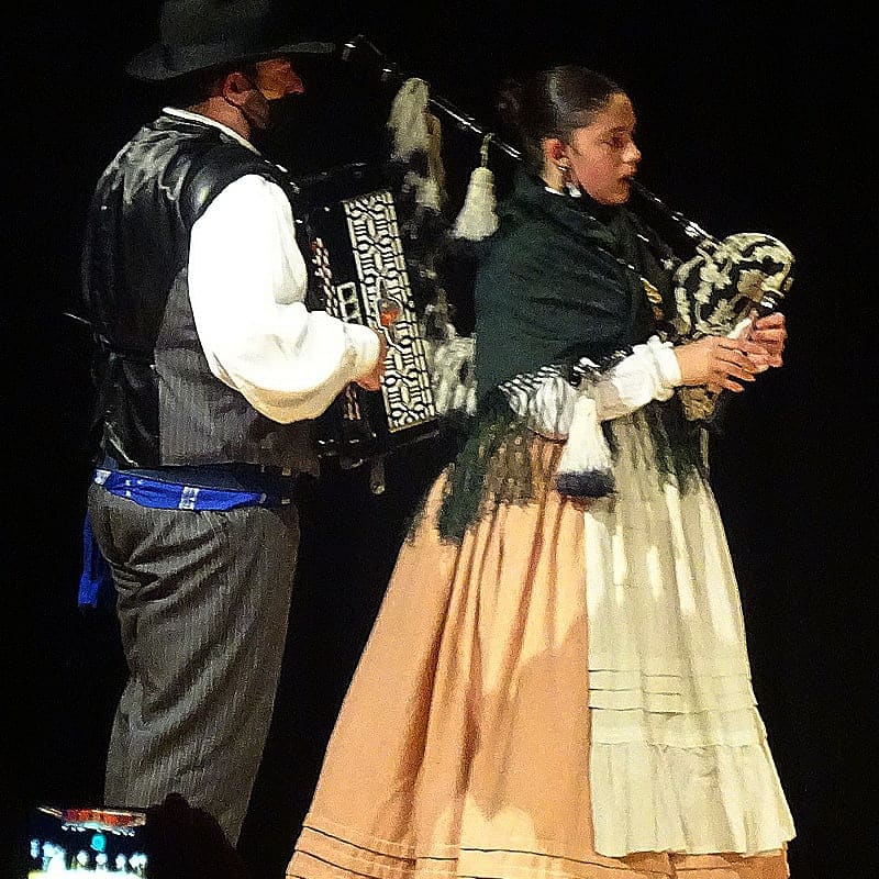 Arre_Demo's tweet photo. Este sábado na Casa da Cultura de Sada volveu o espectáculo da música, do canto e o baile tradicional da Asociación Queiroa😍
Por un 2021 cheo de folclore!💪🏾
Lume!🔥🔥
#Sada #Queiroa #Pandeireta #BaileGalego #GaitaGalega #FolcloreGalego #MúsicaTradicional https://t.co/FZJaM51aFg