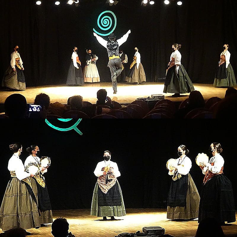 Arre_Demo's tweet photo. Este sábado na Casa da Cultura de Sada volveu o espectáculo da música, do canto e o baile tradicional da Asociación Queiroa😍
Por un 2021 cheo de folclore!💪🏾
Lume!🔥🔥
#Sada #Queiroa #Pandeireta #BaileGalego #GaitaGalega #FolcloreGalego #MúsicaTradicional https://t.co/FZJaM51aFg