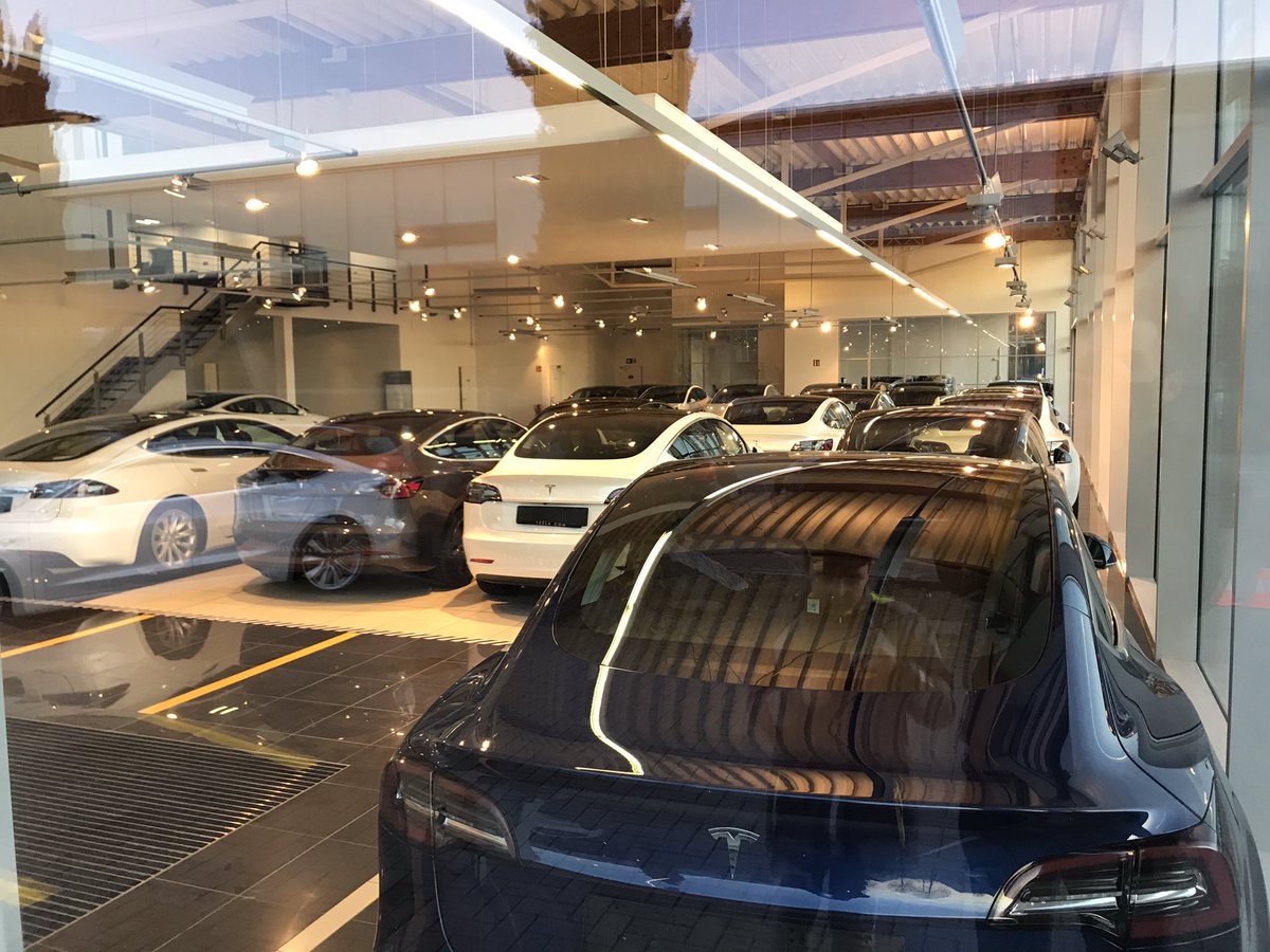 DonBarbone's tweet photo. @JosephVVallace @HeartDocTesla Same in germany🇩🇪!
We expect ~10.000 #model3s in december alone!😎 https://t.co/ewhZDx32Gk