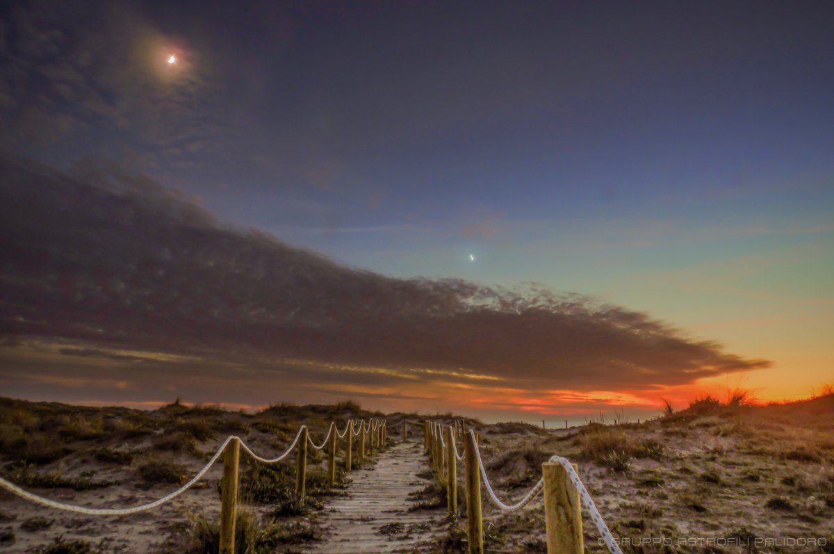 APalidoro's tweet photo. La #magia della grande #congiunzione da #Passoscuro
Questa sera (19 dicembre) ci siamo recati alle #Dune di #Passoscuro, luogo incantevole sul #mare, dove abbiamo immortalato la grande congiunzione #Giove-#Saturno con #Luna. Riprese di Giuseppe Conzo
#FUTURO24 @andreabettini https://t.co/xJgHl69cUk
