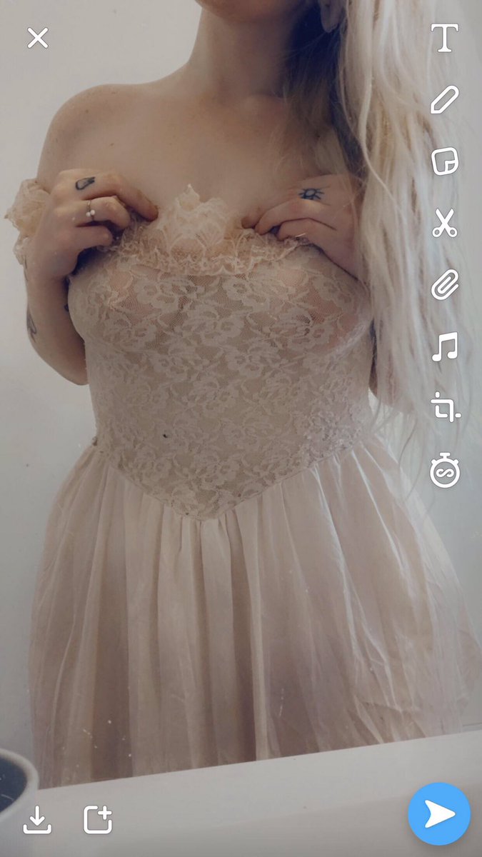 bimbokitten96's tweet photo. anyone wanna play tonight? i’m up for anything https://t.co/viFXfN0ms9