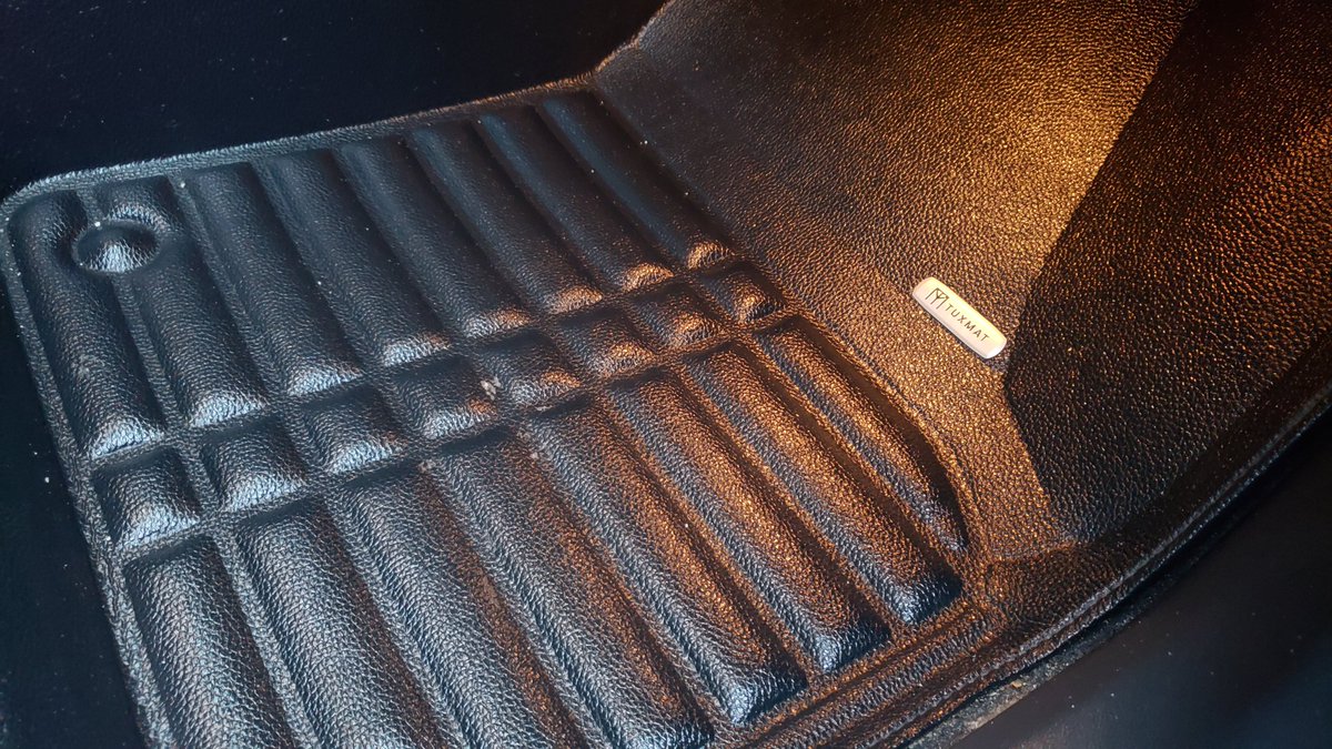 C_H_7_7's tweet photo. Decided to detail the inside of the Atlas today. Snowing pretty good, leather conditioner was freezing as quick as I was spraying it on, but the spray nine on the mats worked out well. Never again will I buy a vehicle with perforated seats. #Volkswagen #VWAtlas #Tuxmat https://t.co/ie6Xptkofa