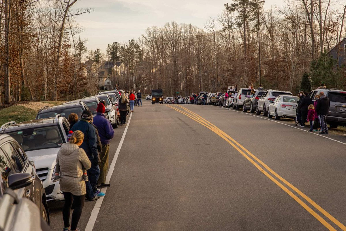 Goodable's tweet photo. This year, Anthony Gaskins, a UPS driver, delivered nearly 200 packages a day through the Covid lockdown — all to make sure people got their holiday gifts on time.

To say thank you, neighbors asked people to line the street as he drove by.

Hundreds showed up.

#Humanity ♥️💯 https://t.co/rkDuvqaFMU