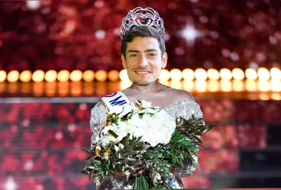 grandebougie's tweet photo. @CamilleCerfOff Le seul qui peut mériter Miss 😂😂 https://t.co/Ws7sHpi44n