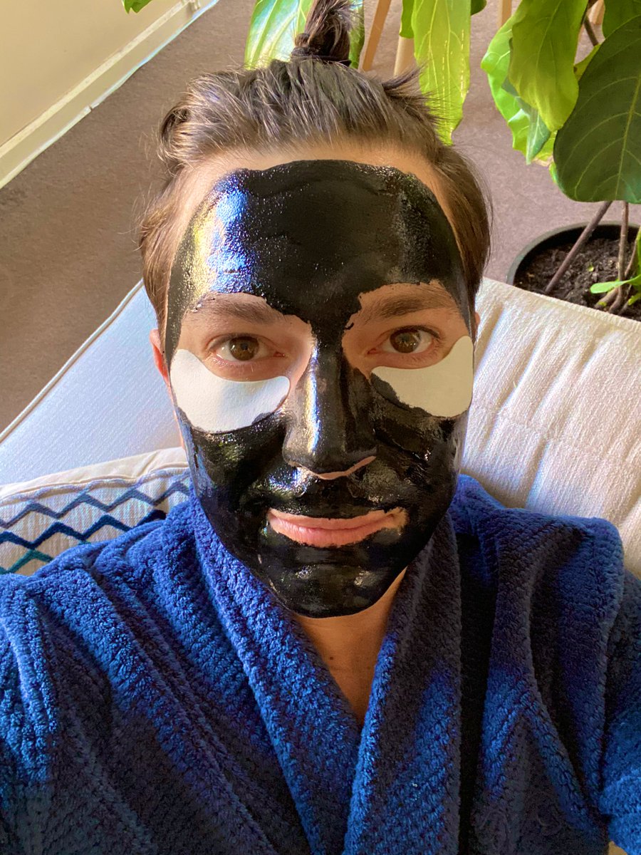 BenjaminJNorris's tweet photo. A massive week topped with a delayed flight home last night - now time to prepare for a family Xmas party back in Melbourne. #MakeMePretty https://t.co/JDOXRBJrVA