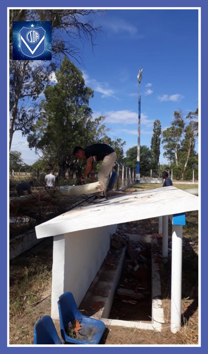 DeportivoAnguil's tweet photo. Desde el #CSyDA agradecemos a las personas que de manera desintegrada y amor al Club, esta tarde dieron una mano para sacar las platas caídas en el Predio #MistoReiner. 
.
.
#ELCLUBDELPUEBLO 🔵⚽️ https://t.co/pd8dCkRF8e